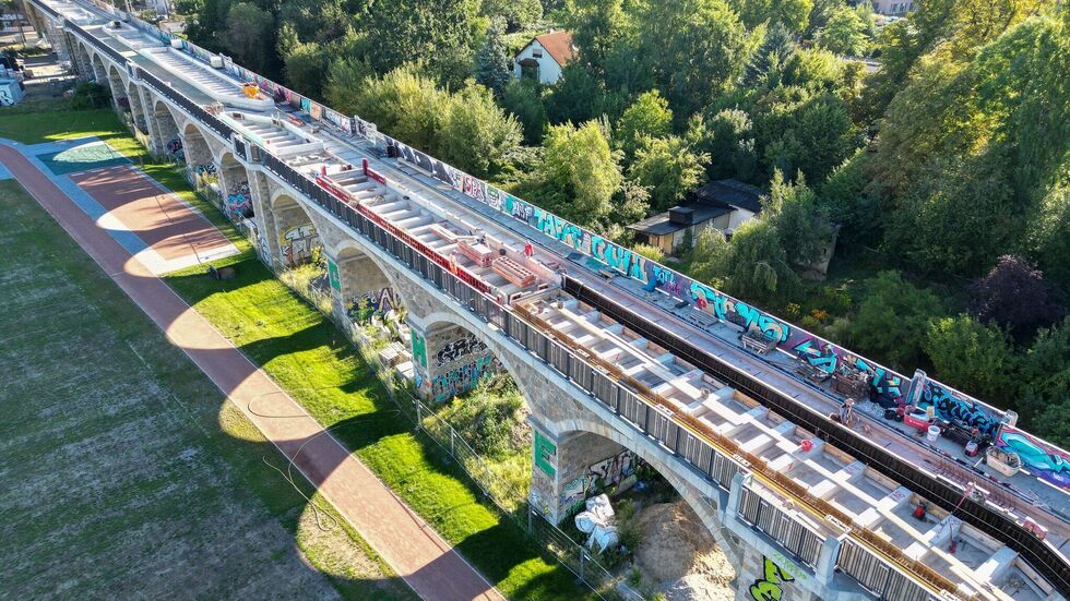 Das Sellerhäuser Viadukt: Die über 100 Jahre alte Eisenbahnbrücke wird Teil des „Parkbogens Ost“ in Leipzig. (Archivbild)