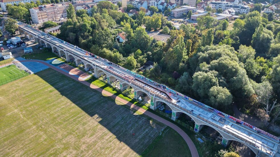Hier soll auf circa 1,5 Kilometern ehemaliger Bahntrasse in den nächsten Jahren im Leipziger Osten ein grüner Höhenzug entstehen. (Archivbild)