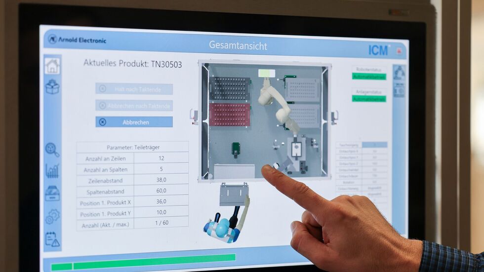 An einem Bildschirm überwacht Produktionsleiter Ulrich Morawietz einen Verzinn-Roboter im Familienunternehmen Arnold Electronic in Lichtenau. An einem Bildschirm überwacht Produktionsleiter Ulrich Morawietz einen Verzinn-Roboter im Familienunternehmen Arnold Electronic in Lichtenau.