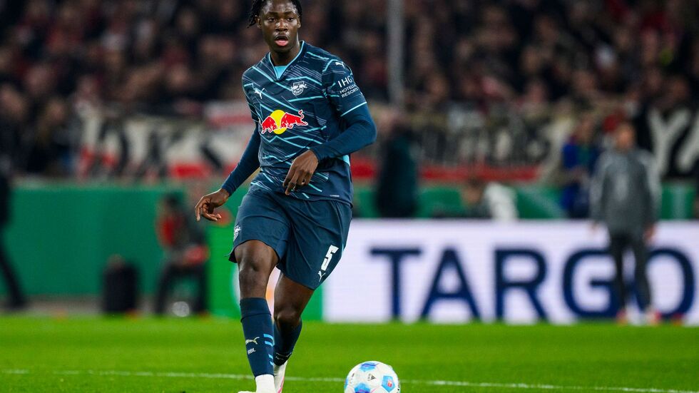 Leipzigs El Chadaille Bitshiabu fällt mit einer Muskelverletzung lange aus.