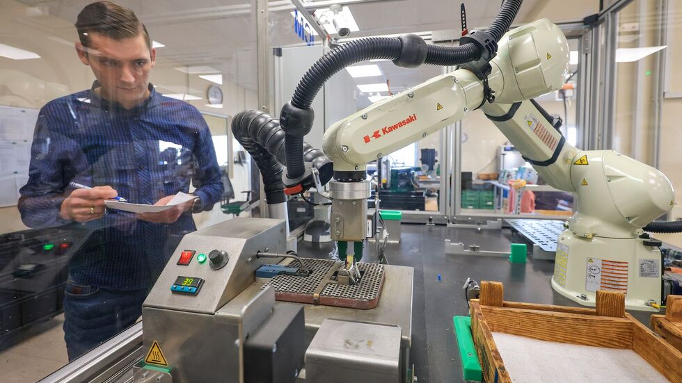 Produktionsleiter Ulrich Morawietz überwacht den Verzinn-Roboter bei Arnold Electronic in Lichtenau. Entwickelt hat das Familienunternehmen die Anlage zusammen mit dem Institut Chemnitzer Maschinen- und Anlagenbau ICM. Produktionsleiter Ulrich Morawietz überwacht den Verzinn-Roboter bei Arnold Electronic in Lichtenau. Entwickelt hat das Familienunternehmen die Anlage zusammen mit dem Institut Chemnitzer Maschinen- und Anlagenbau ICM.