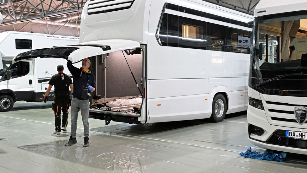 Ein elf Meter langer Luxusliner wird auf der Freizeitmesse gezeigt