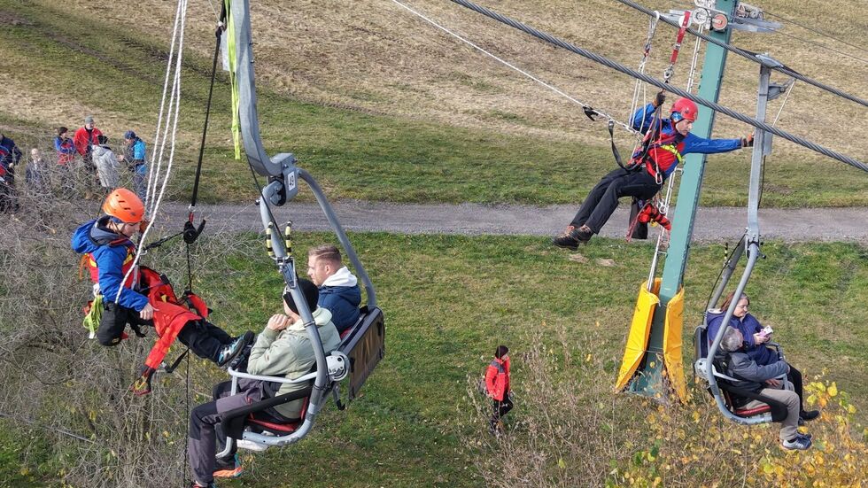 Die DRK-Bergwacht übt im Erzgebirge die Rettung aus einem Skilift.