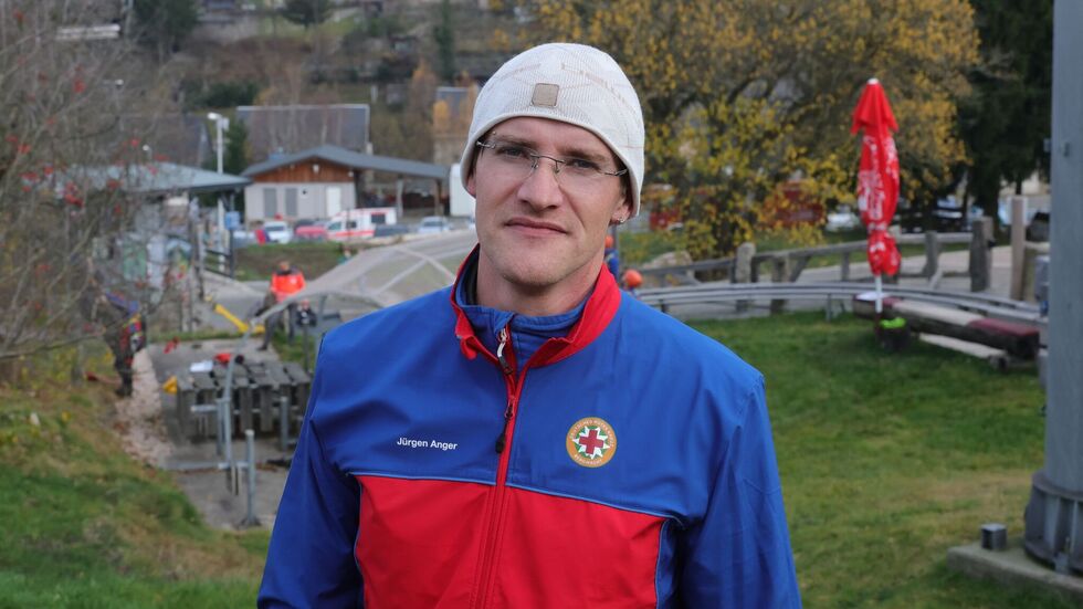 Die DRK-Bergwacht simuliert den Ausfall eines Skiliftes und die Rettung der Menschen.