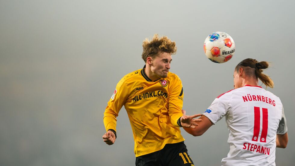 Dominik Kother (l, Dynamo Dresden) in Aktion gegen Artem Stepanov (1.FC Nürnberg). Dominik Kother (l, Dynamo Dresden) in Aktion gegen Artem Stepanov (1.FC Nürnberg).