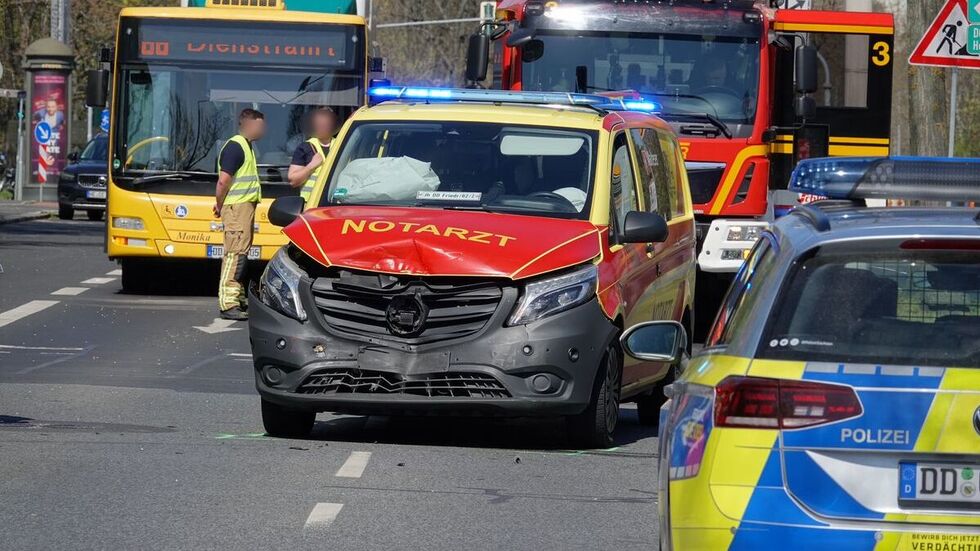 Der verunfallte Notarztwagen auf der Teplitzer Straße.