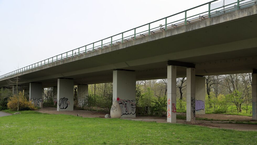 Die B2-Agra-Brücke zwischen Markkleeberg und Leipzig muss wegen ihres schlechten Zustandes in naher Zukunft abgerissen werden. Die B2-Agra-Brücke zwischen Markkleeberg und Leipzig muss wegen ihres schlechten Zustandes in naher Zukunft abgerissen werden.