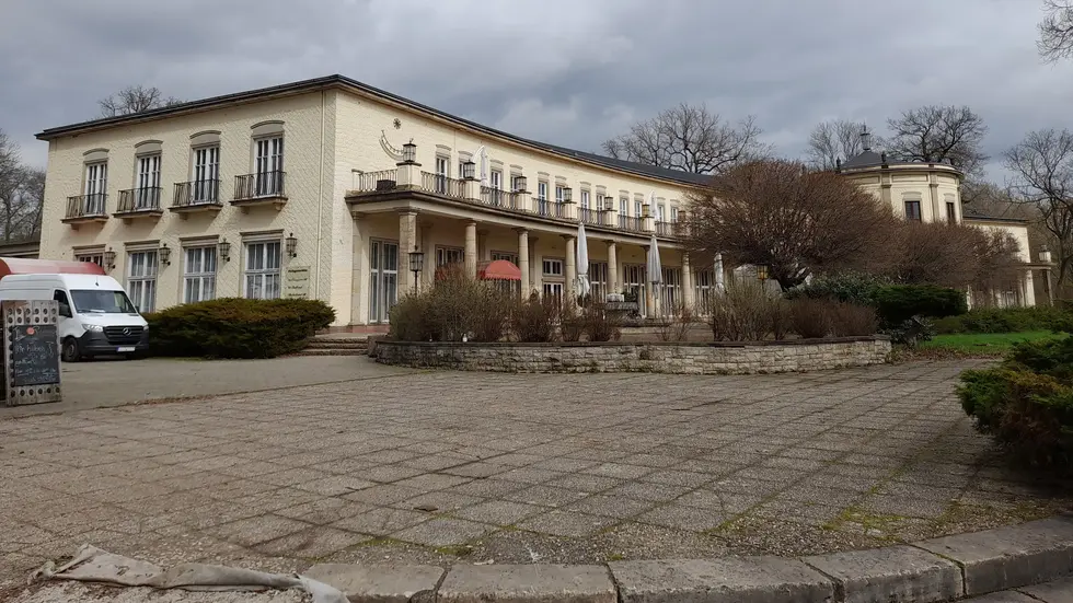 Das berühmte Schloss im Agra-Park steht zum Verkauf. Das berühmte Schloss im Agra-Park steht zum Verkauf.
