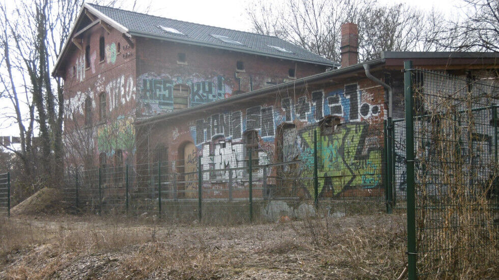 Der 1888 errichtete, frühere Connewitzer Bahnhof verfällt seit Jahrzehnten, das Gelände ringsherum ist ziemlich zugewuchert.
