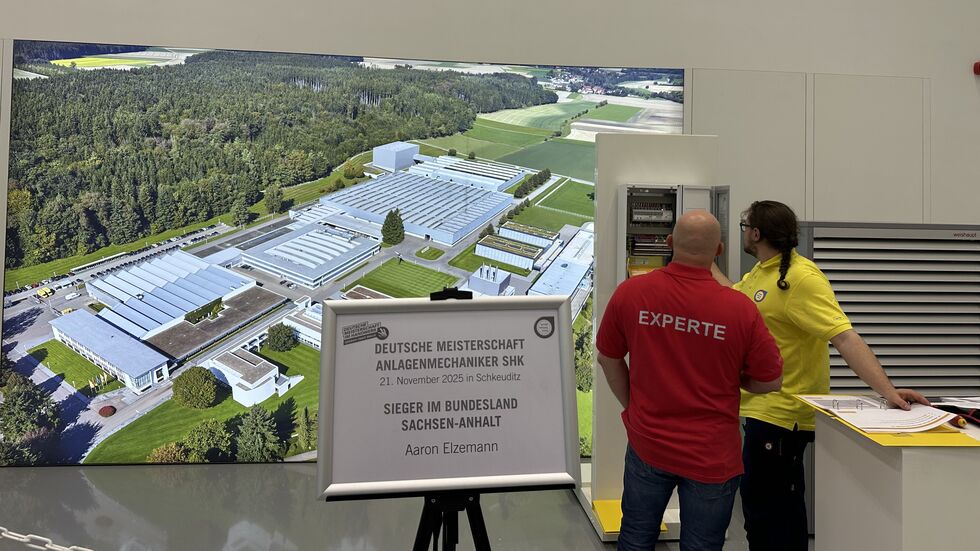 Teilnehmer Aaron Elzemann aus Sachsen-Anhalt mit seinem Experten an einer Station.