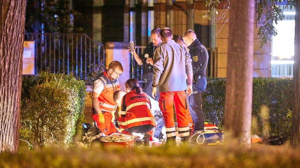 Rettungskräfte versuchen den Verletzten am Samstagabend zu reanimieren. Er verstirbt jedoch aufgrund seiner schweren Verletzungen.