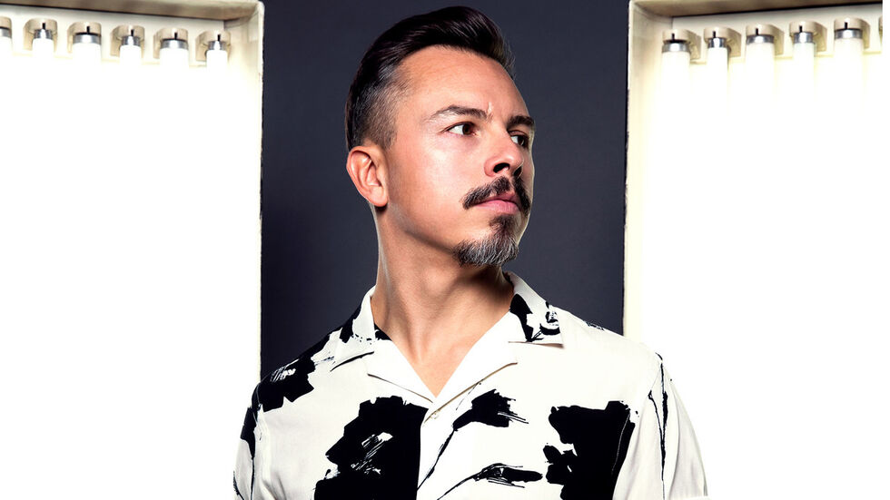 Der Dresdner DJ und Grammygewinner Purple Disco Machine trägt sich ins Goldene Buch der Stadt Dresden ein