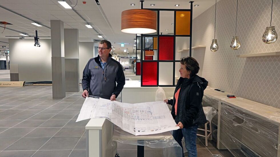 Marktleiterin Yvonne Berkefeld und Bauleiter Markus Klotzsche schauen sich die Pläne an. 