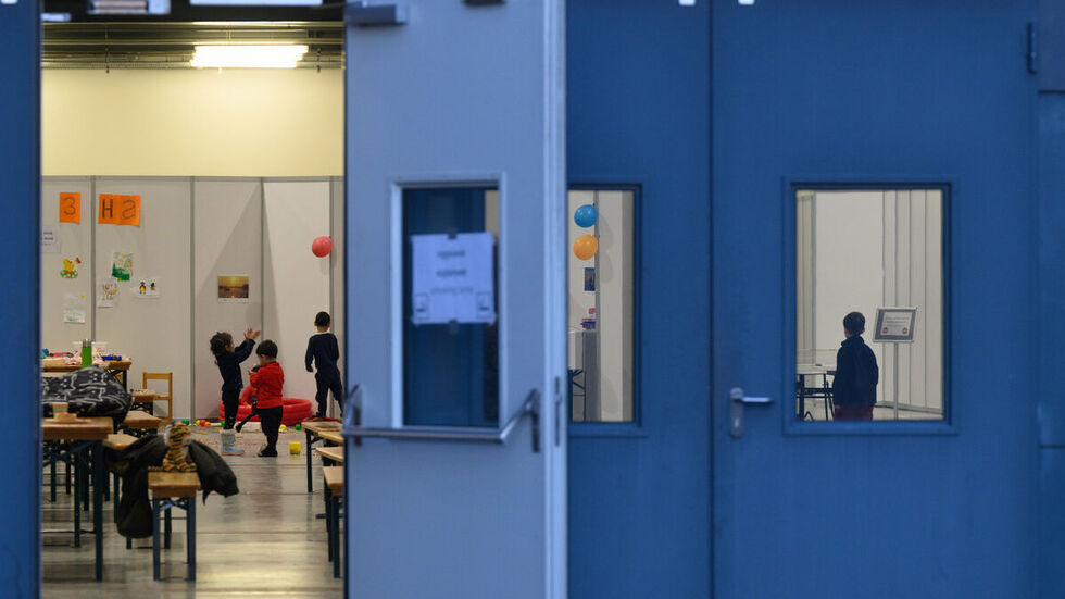 Kinder spielen im Ankunftszentrum Dresden. 