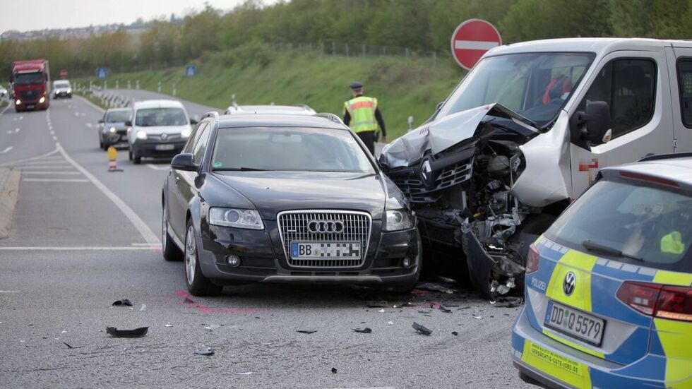 An den Fahrzeugen entstand hoher Sachschaden.