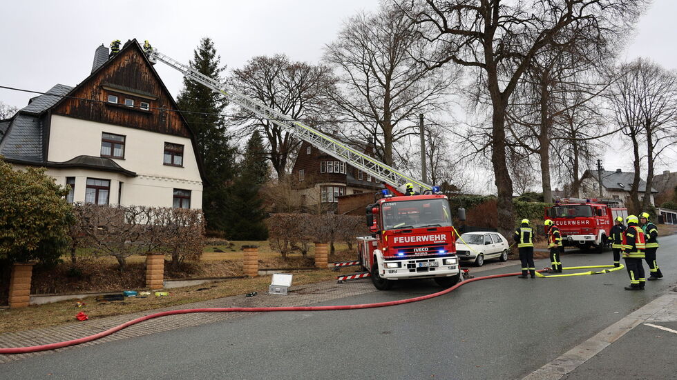 Von der Drehleiter aus wurde der Schornsteinbrand gelöscht.