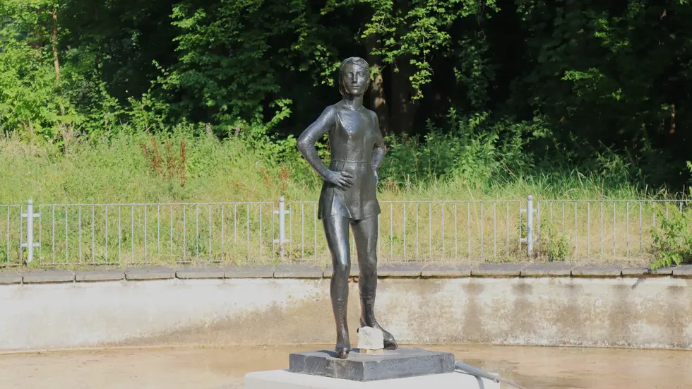 Schlittschuhläuferin am neuen Standort