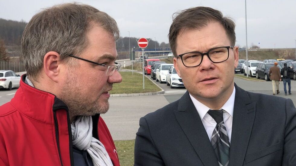 Ostbeauftragter Carsten Schneider (r.) im Gespräch mit Zwickaus IG-Metall-Chef Thomas Knabel.