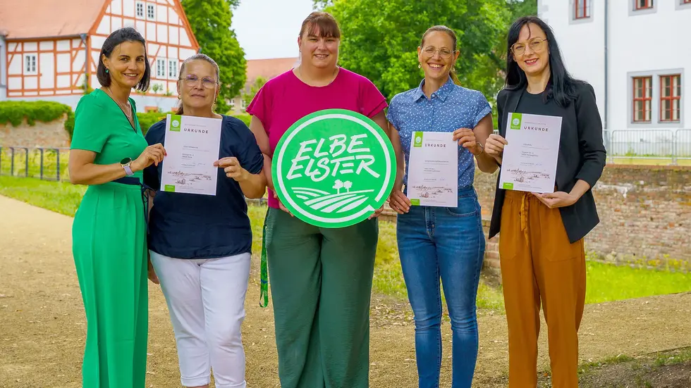 Bei der Urkundenübergabe im Schloss Doberlug: (v. l. n. r.) Katrin Bothur und Manuela Ullrich (Unser Hofladen UG), Sandra Scharff (Wirtschaftsförderung/Agrar des Landkreises Elbe-Elster), Dr. Ulrike Heyde (Agrargenossenschaft Werenzhain eG) und Mandy Berger (Schnuckidu – Stoffe & Kurzwaren).