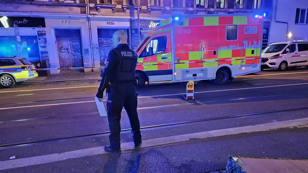 Ein Polizist am abgesperrten Tatort auf der Eisenbahnstraße in Leipzig.