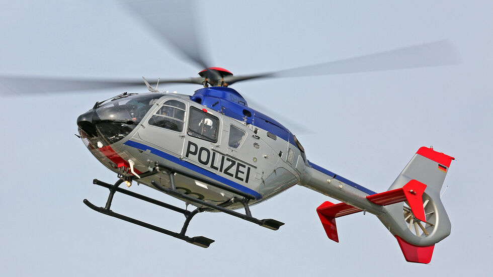 In Flöha wurde ein Polizeihubschrauber mit einem Laserpointer attackiert. Ein Beamter wurde verletzt, der Einsatz musste abgebrochen werden. Die Polizei sucht Zeugen. In Flöha wurde ein Polizeihubschrauber mit einem Laserpointer attackiert. Ein Beamter wurde verletzt, der Einsatz musste abgebrochen werden. Die Polizei sucht Zeugen.