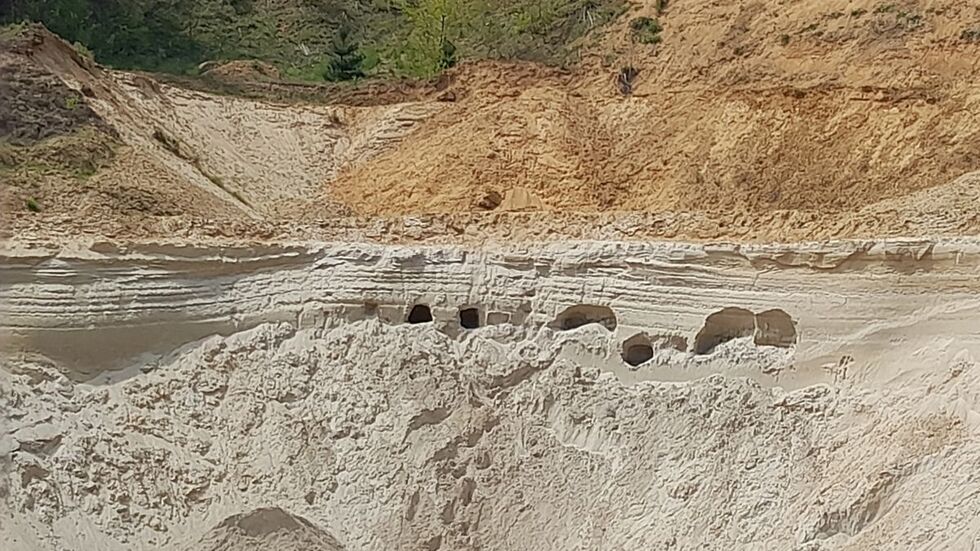 Diese Höhlen im Sand können zur tödlichen Falle werden.