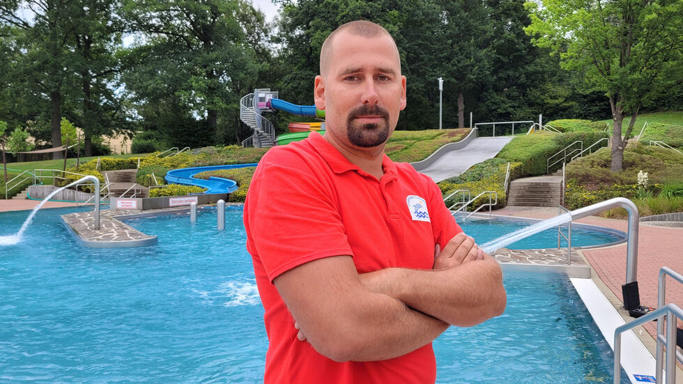 Schwimmmeister Rico Koslowski (35) - Drei Bewerbern sagte er zu, alle drei sagten ab. 