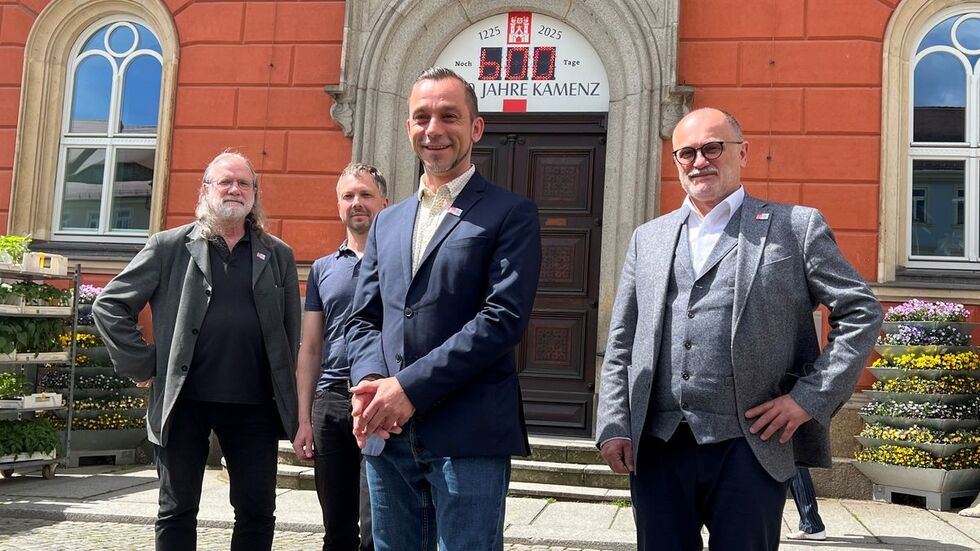 Oberbürgermeister Roland Dantz mit Projektkoordinator Maik Fabisch, Marketingleiter David Kliemann und Referent Thomas Käppler (v.r.n.l.) vor dem Festcountdown am Kamenzer Rathaus. 