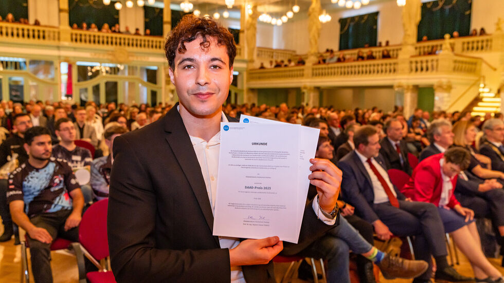 Firas Jerbi aus Tunesien hat in seinem Heimatland einen Bachelor in Informatik abgeschlossen und studiert derzeit an der WHZ.