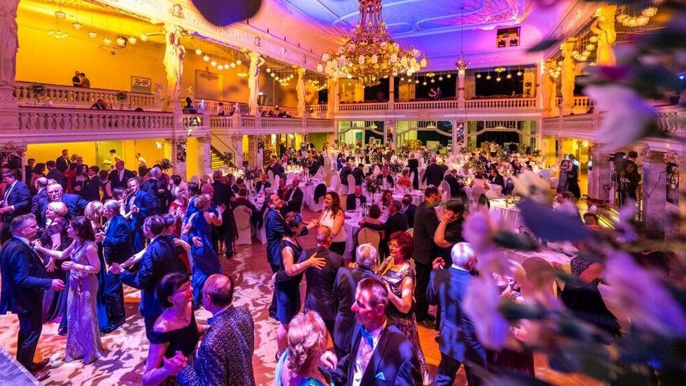 300 Gäste feierten beim Ärzteball in der Neuen Welt.