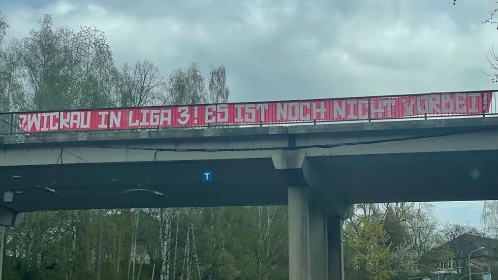 FSV-Banner an Brücke über Sternenstraße