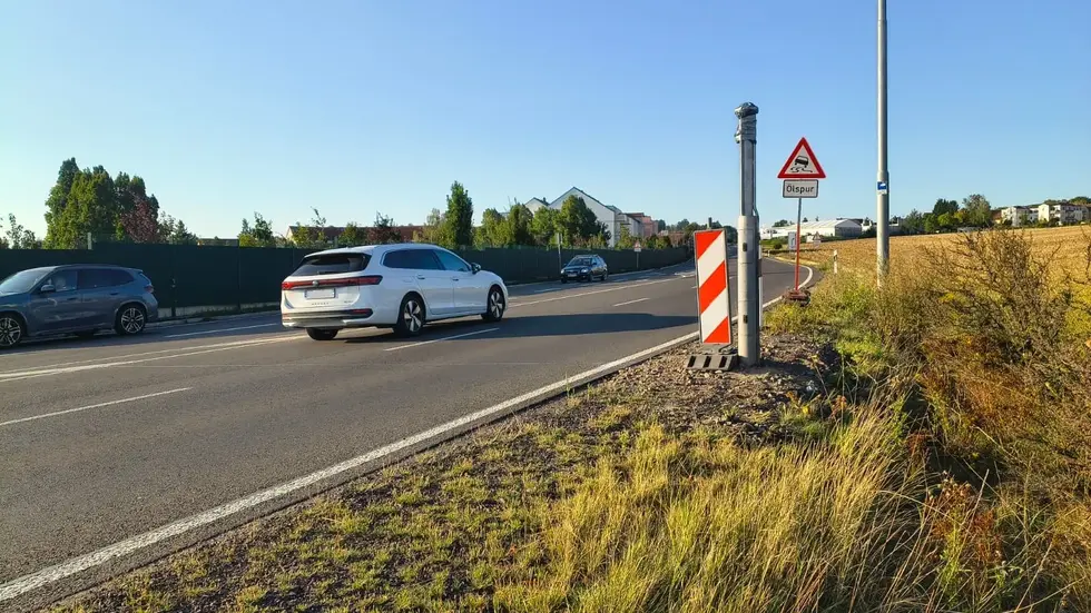 Die Säule steht schon an der B170, auch die Induktionsschleifen wurden schon in die Fahrbahn gefräst Die Säule steht schon an der B170, auch die Induktionsschleifen wurden schon in die Fahrbahn gefräst