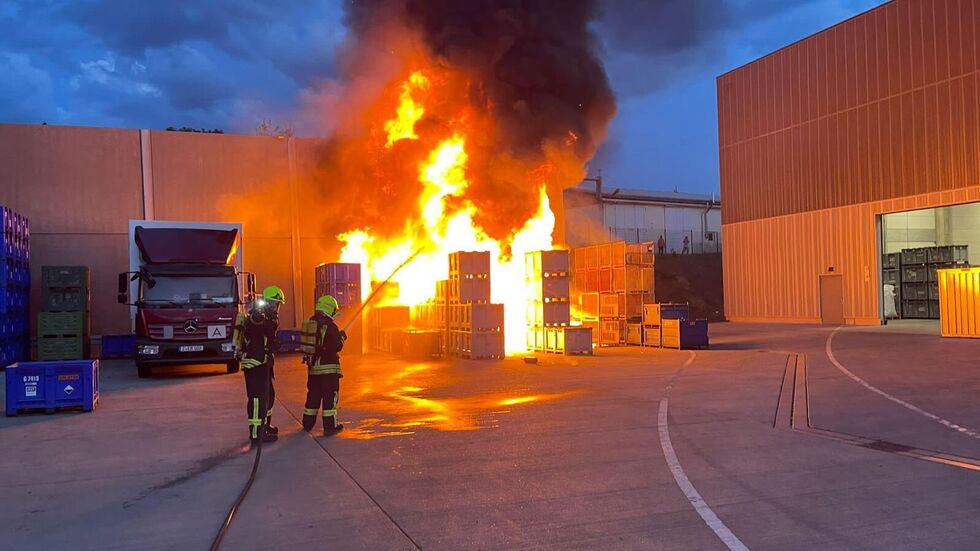 Die Flammen schlagen aus den gestapelten Altbatterien