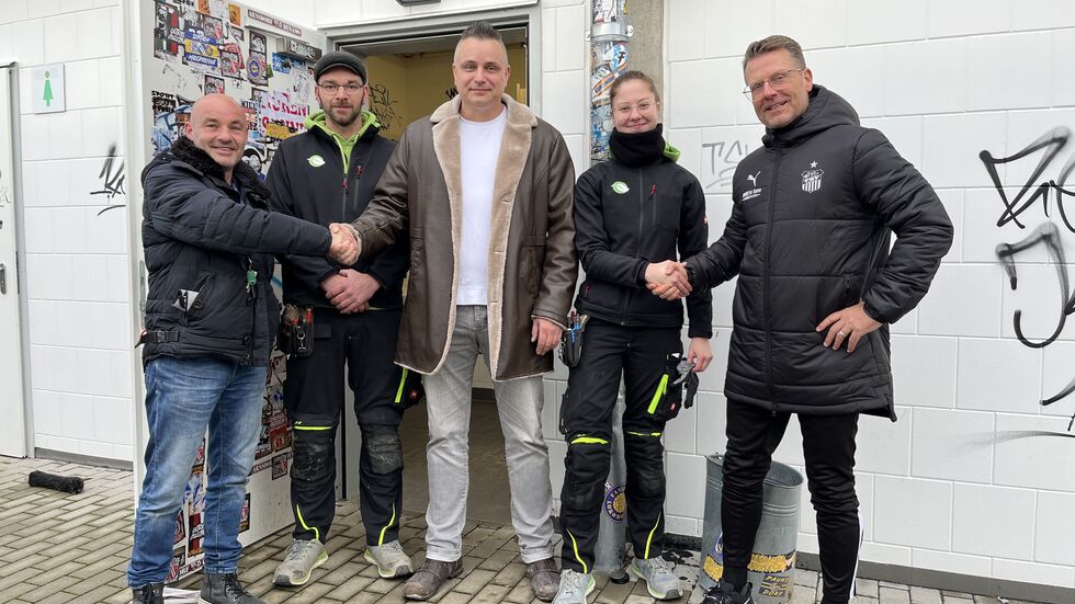 Niccolo Arnold (Mitte), Chef der Firma Green Energy System  Leipzig GmbH, und zwei Mitarbeiter. Links: Jörg Schade aus der FSV-Geschäftsstelle, rechts: Trainer Rico Schmitt