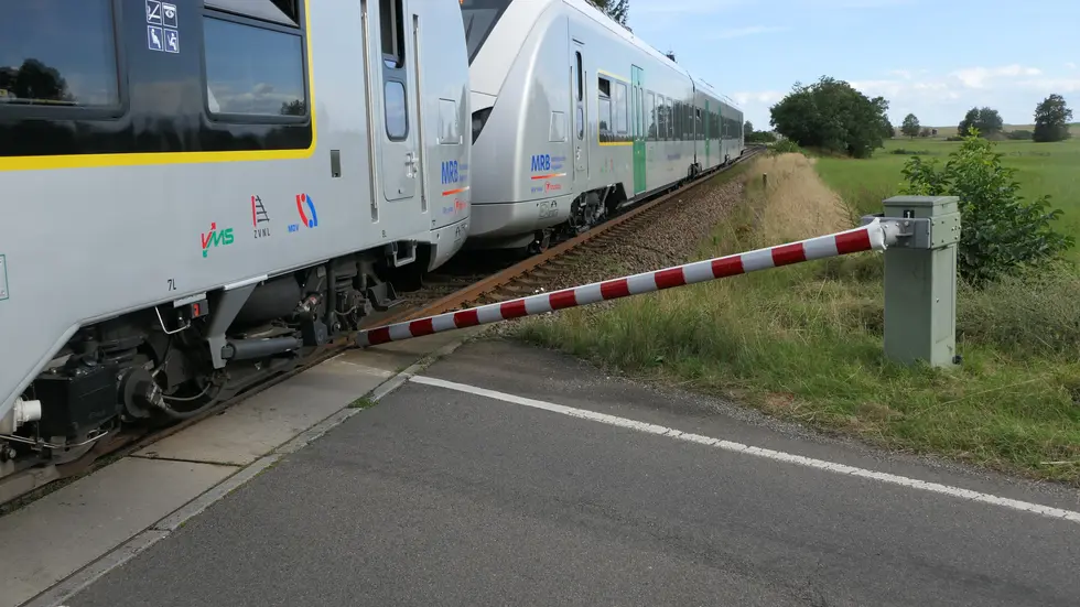Nachdem der Traktor die Schranke umgerissen hatte, wurde sie vom Zug (RE6) erfasst. Nachdem der Traktor die Schranke umgerissen hatte, wurde sie vom Zug (RE6) erfasst.