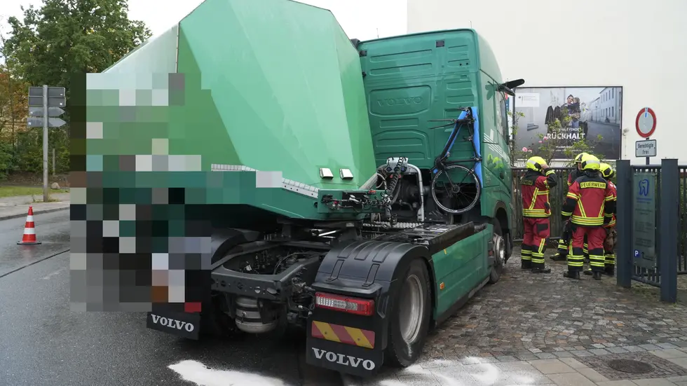 Feuerwehrleute beraten sich am Einsatzort neben dem gestrandeten Brummi.