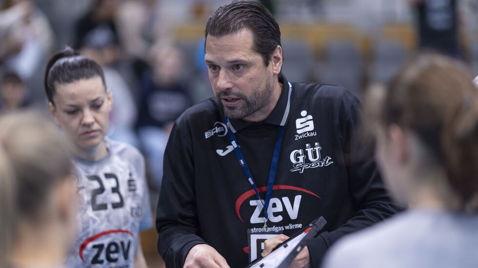 BSV-Coach Norman Rentsch hofft, dass sein Team die gleiche Form hat wie im ersten Spiel der Playdowns gegen Buxtehude. BSV-Coach Norman Rentsch hofft, dass sein Team die gleiche Form hat wie im ersten Spiel der Playdowns gegen Buxtehude.