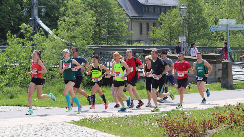 2019: Läufer nach dem Überqueren der Paradiesbrücke 