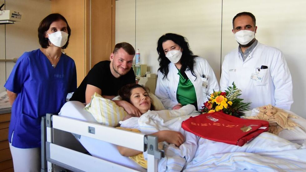 Hebamme Romy Burckhardt, die Eltern David und Stefanie Wackwitz, Klinikdirektorin Prof. Pauline Wimberger und Prof. Cahit Birdir freuen sich über die Geburt. (v.l.n.r.) 