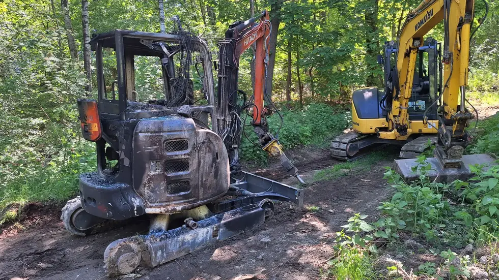 Der Hitachi-Bagger brannte vollständig aus. 