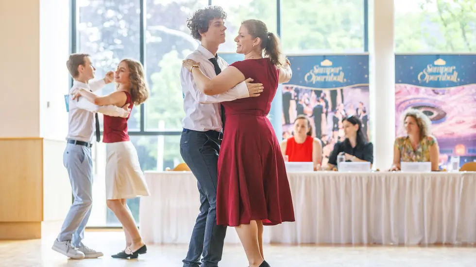 Beim großen Debütantencasting in der Tanzschule Lax wurden am Wochenende die ersten Debütantinnen und Debütanten für die kommende Ballsaison ausgewählt