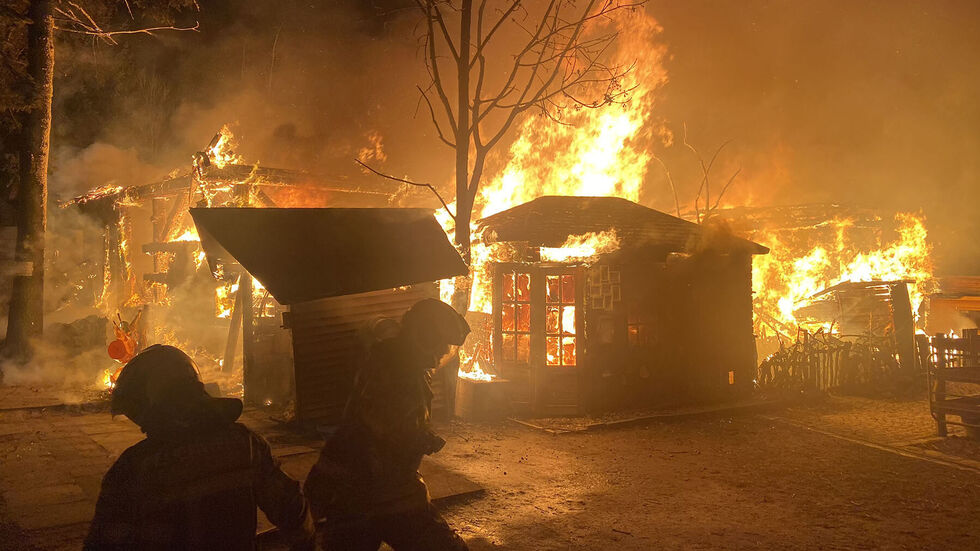 Die Flammen loderten lichterloh.