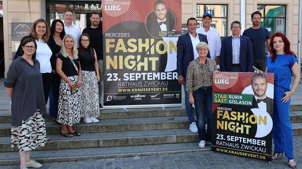 Macher und Partner der Mercedes-Fashion-Night beim Medientermin am Montag vorm Rathaus  