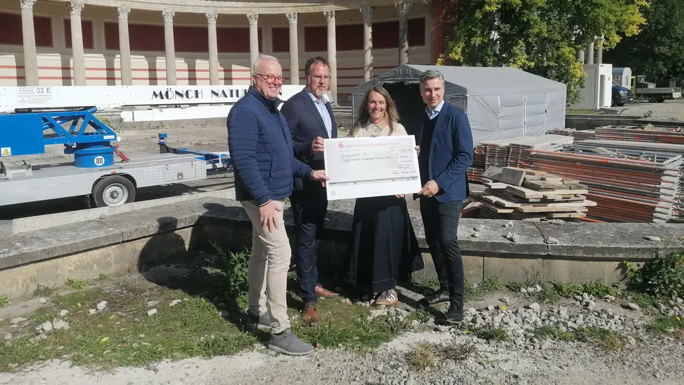 (v.l.n.r.) Frank Schröder (Stadtfest), Uwe Schmidt (Förderverein Dresdner Elbschlösser), Projektleiterin Mary Knopf, Baubürgermeister Stephan Kühn (v.l.n.r.) Frank Schröder (Stadtfest), Uwe Schmidt (Förderverein Dresdner Elbschlösser), Projektleiterin Mary Knopf, Baubürgermeister Stephan Kühn