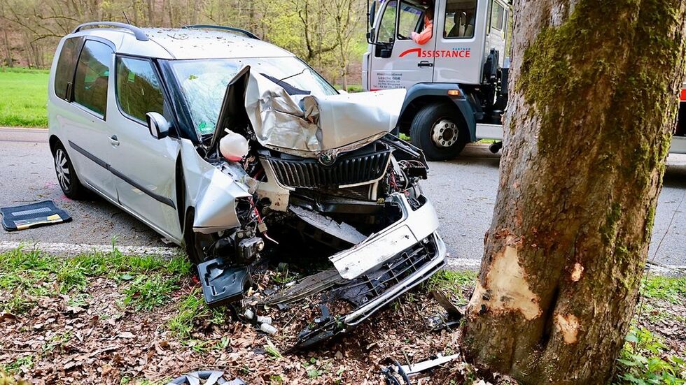 Der Skoda krachte auf der Kirnitzschtalstraße frontal gegen einen Baum. 