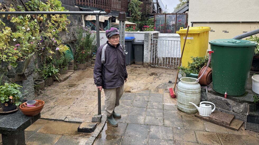 Das hat Ursel Fuhrmann in ihrem langen Leben so noch nicht erlebt: Wasser und Schlamm schossen auf ihr Grundstück.