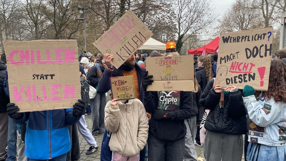 Schüler auf dem Leuschner Platz mit selbstgebastelten Protest-Schildern.