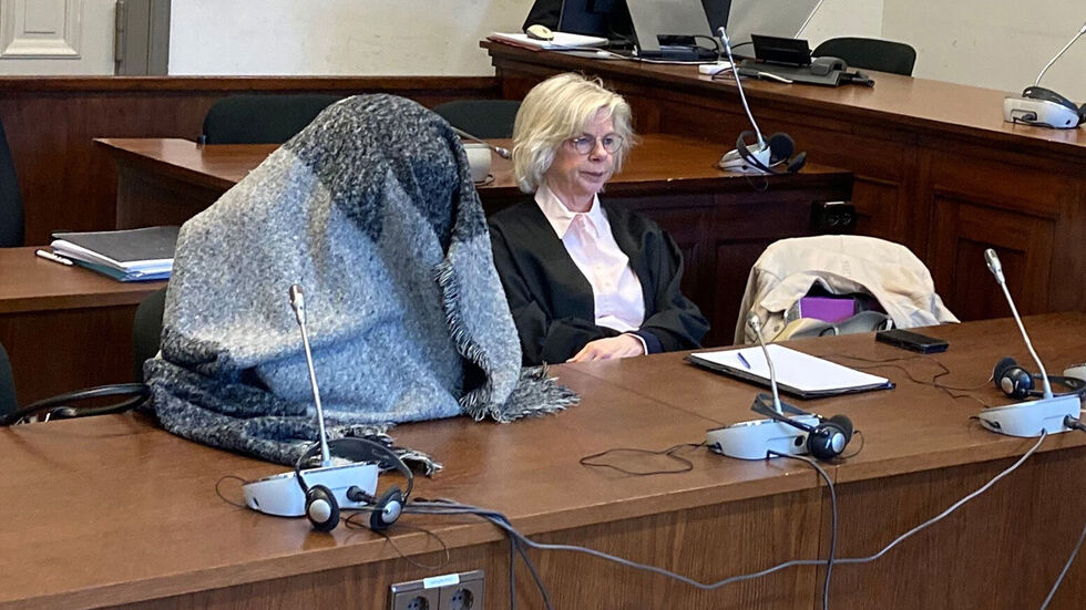 Die Angeklagte (l.) sitzt vor der Urteilsverkündung neben ihrer Verteidigerin Ina Franck-Holst im Gerichtssaal. Die Angeklagte (l.) sitzt vor der Urteilsverkündung neben ihrer Verteidigerin Ina Franck-Holst im Gerichtssaal.