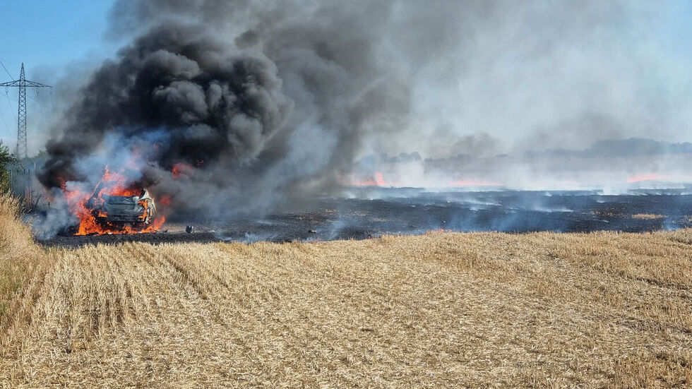 Ein am Feld geparktes Auto geriet in Brand.