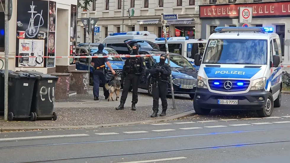 Schwer bewaffnete Einsatzkräfte am Dienstagabend an der Eisenbahnstraße. Schwer bewaffnete Einsatzkräfte am Dienstagabend an der Eisenbahnstraße.